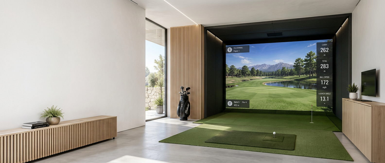 Simulador de golf en una sala luminosa con madera natural, pantalla de impacto y turf premium
